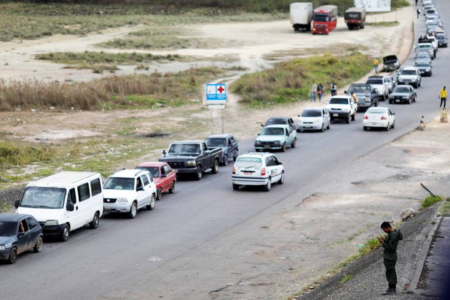 Congestionamento de veículos após fechamento da fronteira que liga o Brasil e a Venezuela, na região de Pacaraima (RR) - 21/02/2019 Congestionamento de veículos após fechamento da fronteira que liga o Brasil e a Venezuela, na região de Pacaraima (RR) - 21/02/2019