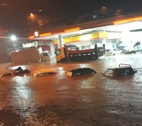 Imagem compartilhada nas redes sociais mostra carros submersos durante temporal no Rio de Janeiro Imagem compartilhada nas redes sociais mostra carros submersos durante temporal no Rio de Janeiro