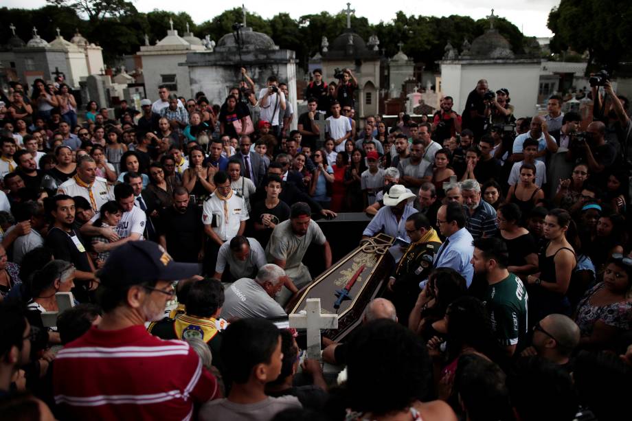 Dezenas de pessoas participam do funeral do adolescente Samuel Melquíades Oliveira Silva, uma vítimas do tiroteio na Escola Raul Brasil, em Suzano (SP) - 14/03/2019