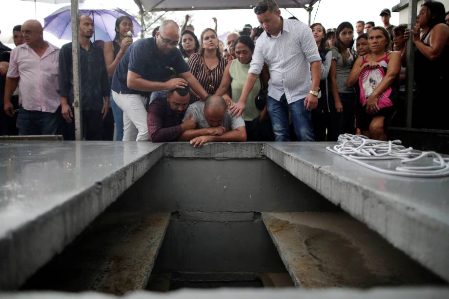 Sepultamento do jovem Kaio Lucas da Costa Limeira, 17, (uma das vitimas do massacre na escola Raul Brasil),  no Cemitério São Sebastião, em Suzano (SP) - 14/03/2019