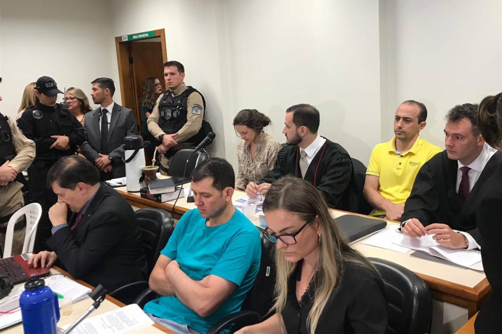 Barraco entre advogado e testemunha interrompe júri do caso Bernardo