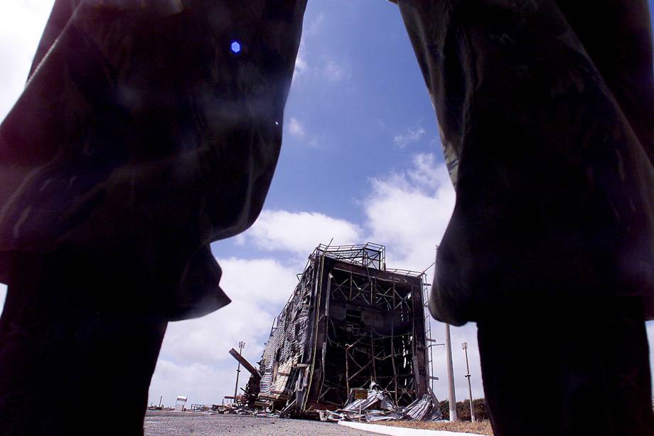 Explosão do VLS-1 (veículo lançador de satélites) matou 21 pessoas, entre técnicos, engenheiros e cientistas, no Centro de Lançamento de Alcântara (MA) - 25/08/2003