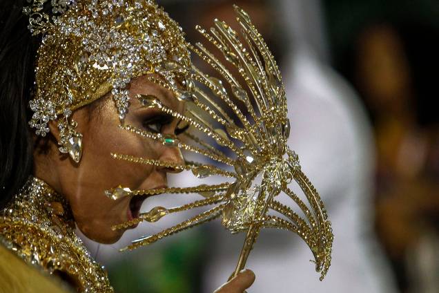 Dançarina da Unidos de Vila Maria desfila com uma máscara de pássaro no sambódromo do Anhembi, em São Paulo - 03/03/2019 Dançarina da Unidos de Vila Maria desfila com uma máscara de pássaro no sambódromo do Anhembi, em São Paulo - 03/03/2019