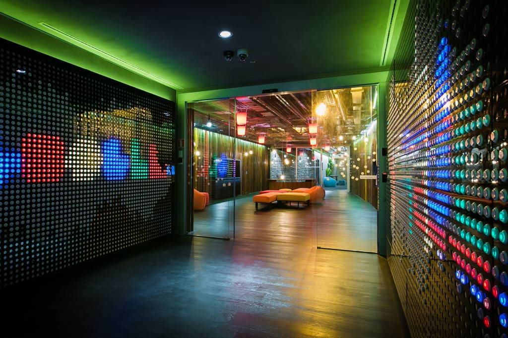 Recep&ccedil;&atilde;o do escrit&oacute;rio do Google, com ilumina&ccedil;&atilde;o diferenciada, em S&atilde;o Paulo