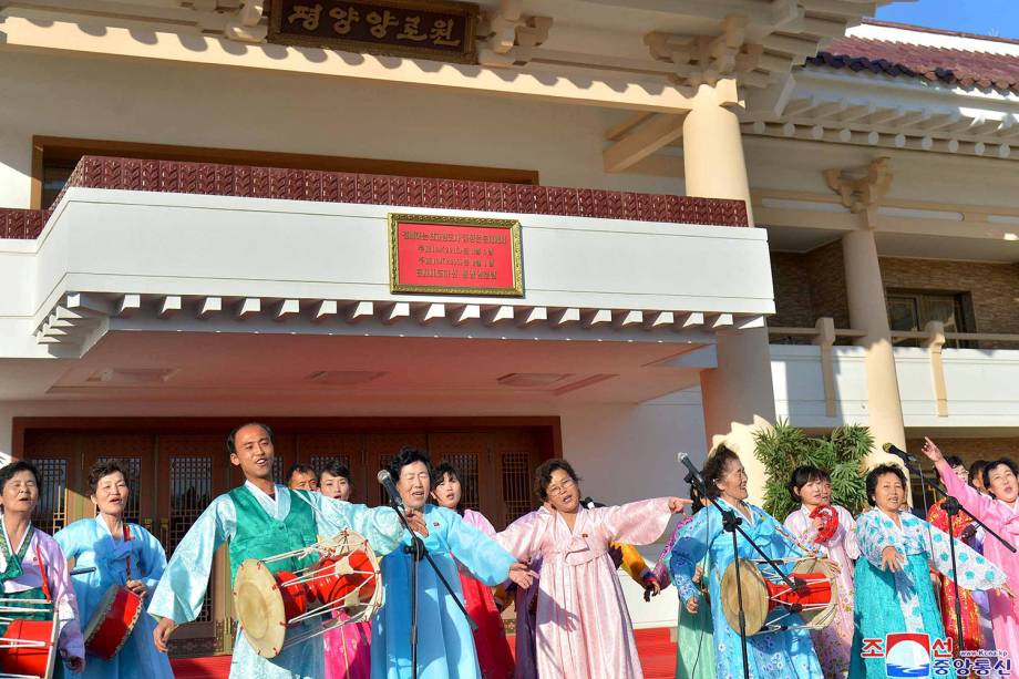 As pessoas celebram o Dia Internacional da Mulher em uma casa de repouso em Pyongyang, na Coreia do Norte - 08/03/2019