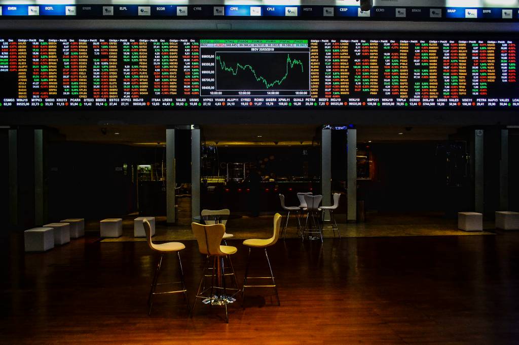 Ibovespa recua pressionado por cenário externo e escândalo financeiro doméstico