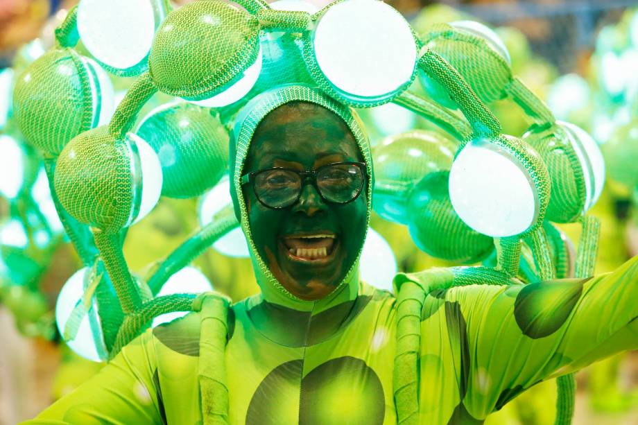 Componente da escola de samba Império Serrano, durante desfile no Sambódromo da Marquês de Sapucaí, no Rio de Janeiro (RJ) - 03/03/2019