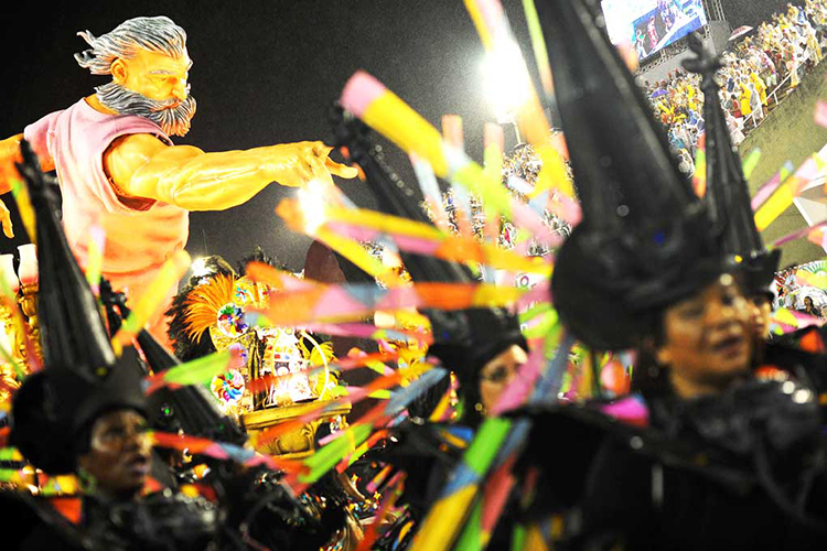 A escola de samba Império Serrano é a primeira a desfilar no Sambódromo da Marquês de Sapucaí - 03/03/2019 A escola de samba Império Serrano é a primeira a desfilar no Sambódromo da Marquês de Sapucaí - 03/03/2019