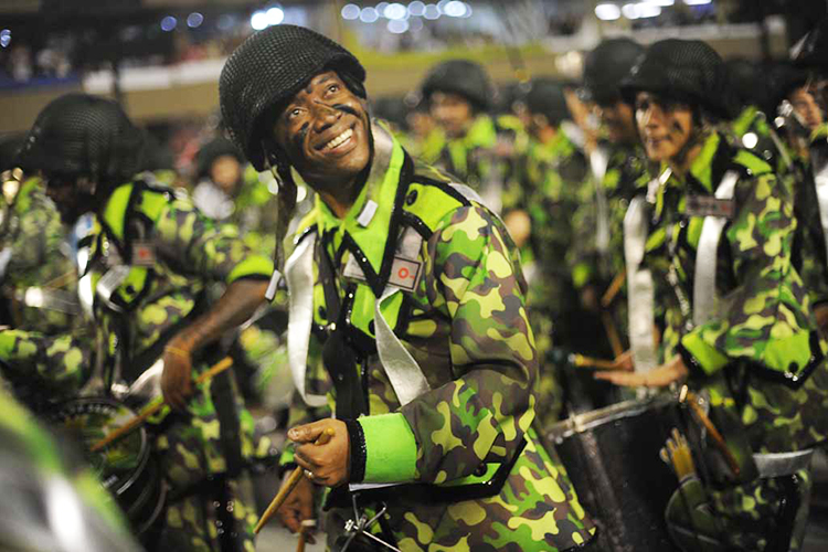 Componente da escola de samba Império Serrano, durante desfile no Sambódromo da Marquês de Sapucaí, no Rio de Janeiro (RJ) - 03/03/2019