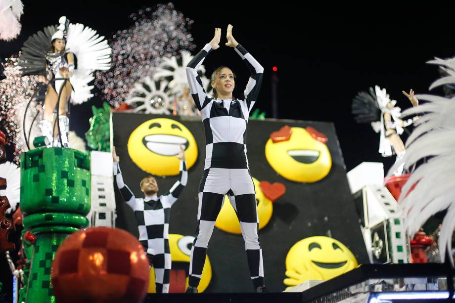 Com o enredo 'Quem nunca...? Que atire a primeira pedra', a escola de samba Acadêmicos do Grande Rio desfila no Sambódromo da Marquês de Sapucaí - 04/03/2019 Com o enredo 'Quem nunca...? Que atire a primeira pedra', a escola de samba Acadêmicos do Grande Rio desfila no Sambódromo da Marquês de Sapucaí - 04/03/2019