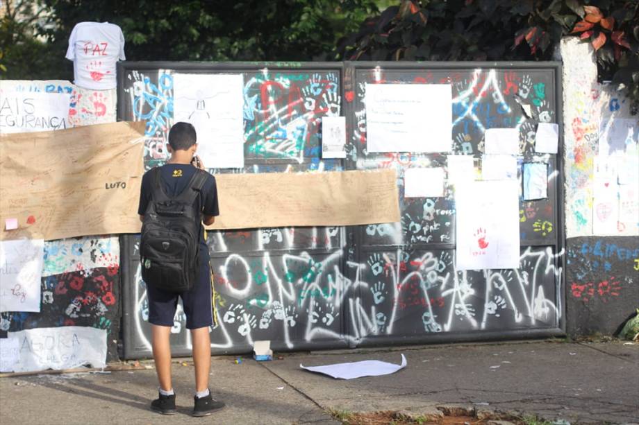 Movimentação em frente à Escola Estadual Raul Brasil, em Suzano (SP), na manhã desta terça-feira, quando os alunos são liberados a voltarem para a escola para participar de atividades de acolhimento - 19/03/2019