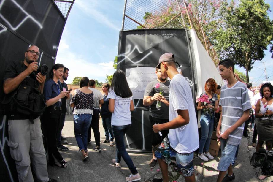 Estudantes são recebidos com flores durante a reabertura da Escola Estadual Raul Brasil, em Suzano, após o massacre que deixou 10 pessoas mortas incluindo os atiradores - 19/03/2019