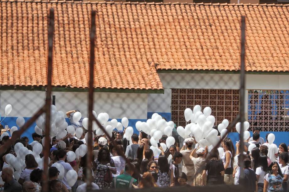 Estudantes soltam balões na quadra da escola Raul Brasil durante homenagem às vitimas do ataque a tiros da semana passada - 19/03/2019