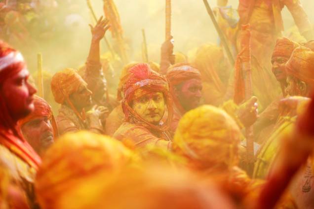 Devotos hindus participam do festival religioso de Holi dentro de um templo na aldeia de Nandgaon, no estado de Uttar Pradesh, Índia - 16/03/2019 Devotos hindus participam do festival religioso de Holi dentro de um templo na aldeia de Nandgaon, no estado de Uttar Pradesh, Índia - 16/03/2019