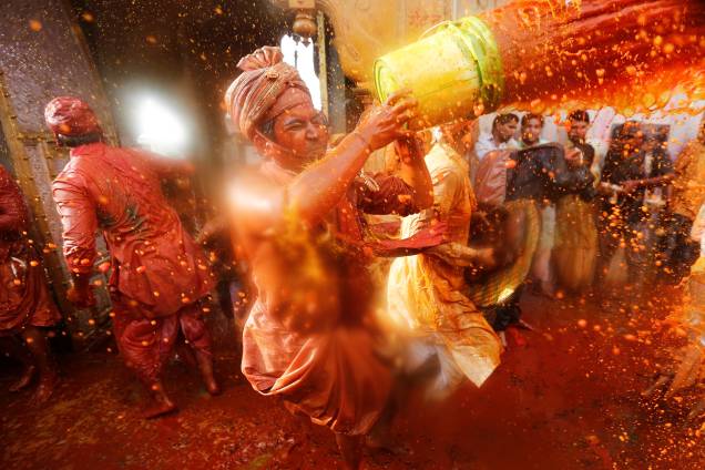 Devotos hindus participam do festival religioso de Holi dentro de um templo na aldeia de Nandgaon, no estado de Uttar Pradesh, Índia - 16/03/2019 Devotos hindus participam do festival religioso de Holi dentro de um templo na aldeia de Nandgaon, no estado de Uttar Pradesh, Índia - 16/03/2019