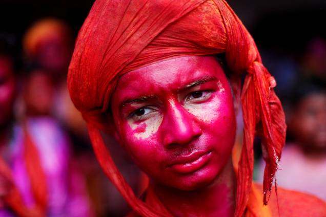Devoto hindu participa do festival religioso de Holi dentro de um templo na aldeia de Nandgaon, no estado de Uttar Pradesh, Índia - 16/03/2019 Devoto hindu participa do festival religioso de Holi dentro de um templo na aldeia de Nandgaon, no estado de Uttar Pradesh, Índia - 16/03/2019