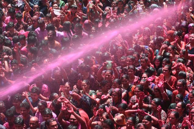 Devotos hindus celebram o festival Holi em Ahmedabad, na Índia. O popular festival de primavera é celebrado no final do inverno na última lua cheia do mês lunar - 20/03/2019 Devotos hindus celebram o festival Holi em Ahmedabad, na Índia. O popular festival de primavera é celebrado no final do inverno na última lua cheia do mês lunar - 20/03/2019