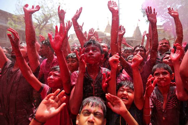 Devotos hindus erguem as mãos pintadas enquanto fazem orações no templo durante as celebrações do festival Holi em Ahmedabad, Índia - 20/03/2019 Devotos hindus erguem as mãos pintadas enquanto fazem orações no templo durante as celebrações do festival Holi em Ahmedabad, Índia - 20/03/2019