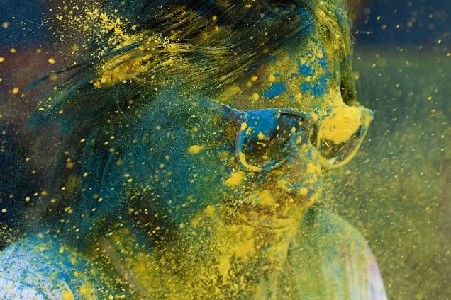 Uma participante tem pó colorido jogado contra seus óculos durante a celebração do Festival Holi em Mumbai, na Índia - 21/03/2019 Uma participante tem pó colorido jogado contra seus óculos durante a celebração do Festival Holi em Mumbai, na Índia - 21/03/2019