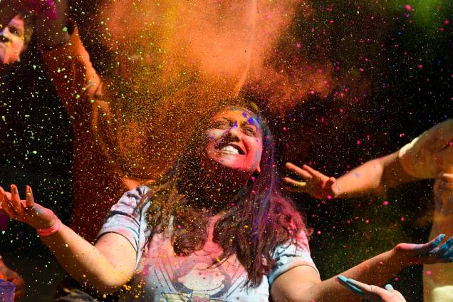 Foliões jogam pó colorido para o alto durante as celebrações do festival Holi, em Mumbai, na Índia - 21/03/2019 Foliões jogam pó colorido para o alto durante as celebrações do festival Holi, em Mumbai, na Índia - 21/03/2019