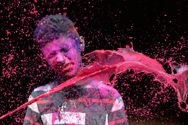 Garoto é atingido por um jato de tinta durante as comemoração do festival Holi, em Chennai, na Índia - 21/03/2019 Garoto é atingido por um jato de tinta durante as comemoração do festival Holi, em Chennai, na Índia - 21/03/2019