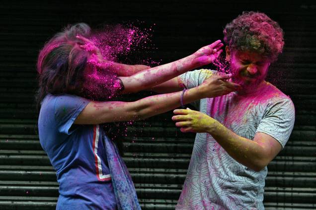 Foliões atiram pó colorido um no outro durante as celebrações do festival Holi, em Chennai, na Índia - 21/03/2019 Foliões atiram pó colorido um no outro durante as celebrações do festival Holi, em Chennai, na Índia - 21/03/2019