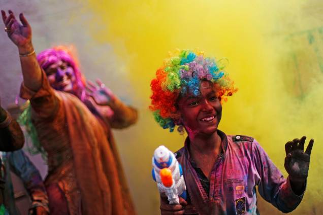 Foliões jogam pó colorido para o alto durante as celebrações do festival Holi, em Nova Deli, capital da Índia - 21/03/2019 Foliões jogam pó colorido para o alto durante as celebrações do festival Holi, em Nova Deli, capital da Índia - 21/03/2019