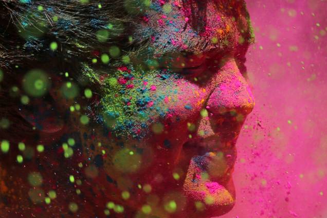 Um homem têm seu rosto coberto por pó colorido durante as celebrações do festival hindu Holi, em Mumbai, na Índia - 21/03/2019 Um homem têm seu rosto coberto por pó colorido durante as celebrações do festival hindu Holi, em Mumbai, na Índia - 21/03/2019