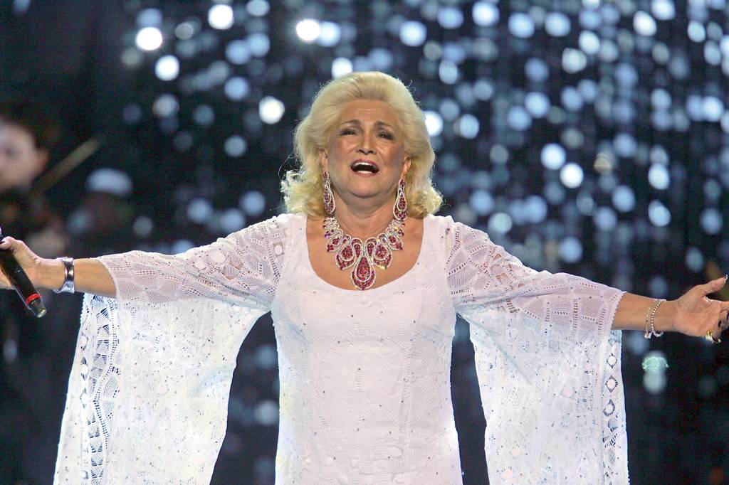 Hebe Camargo canta a música “Você Não Sabe” no show em homenagem aos 50 anos da carreira de Roberto Carlos Hebe Camargo canta a música