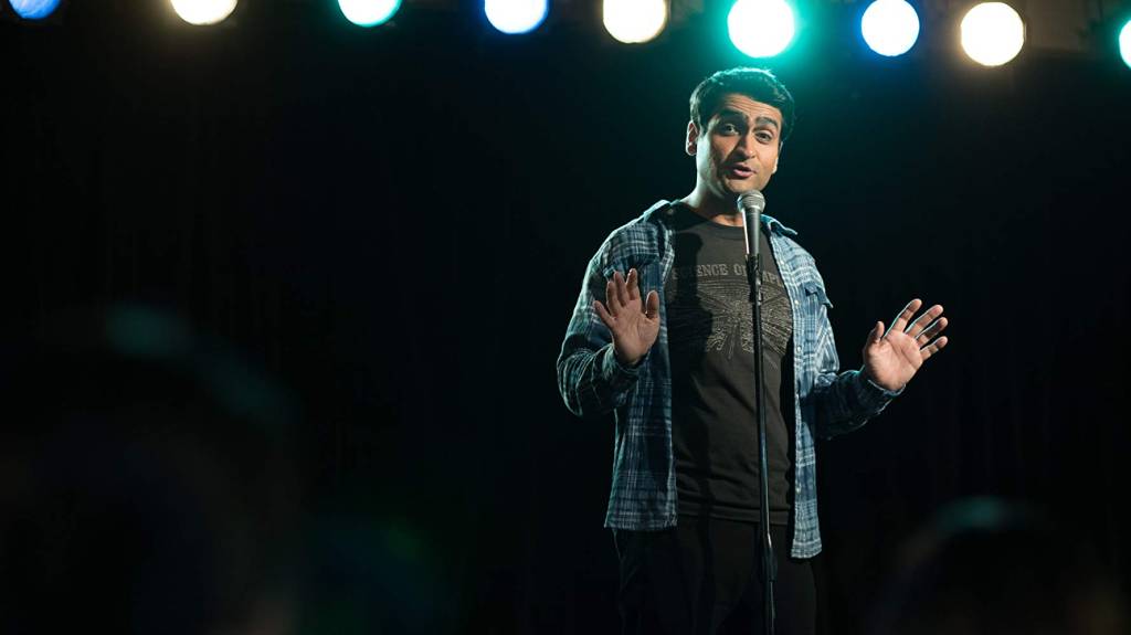 Ator , roteirista e produtor Kumail Najiani em cena da comédia ‘Doentes de Amor‘ Ator , roteirista e produtor Kumail Najiani em cena da comédia ‘Doentes de Amor‘