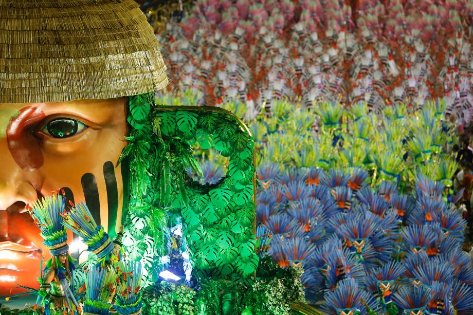 Carro alegórico durante desfile da escola de samba Mangueira na Marquês de Sapucaí - 05/03/2019