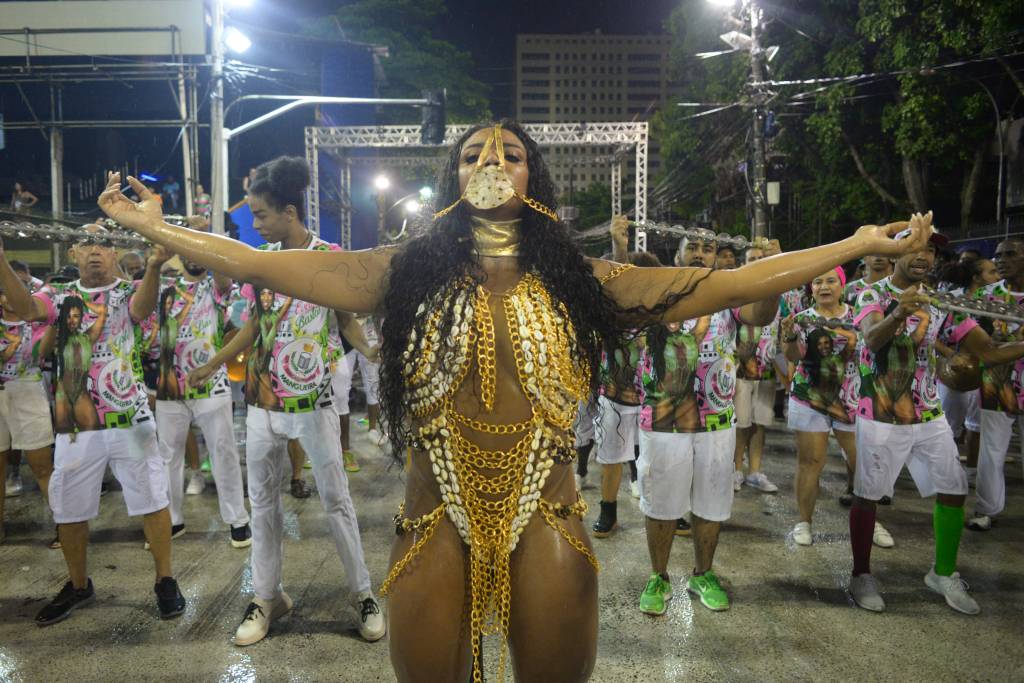 Último dia de desfiles no Rio tem Marielle e escola que polemizou em 2018
