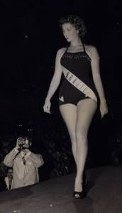 MARTHA ROCHA – Foto no concurso de Miss Universo de 1954 – Domínio público