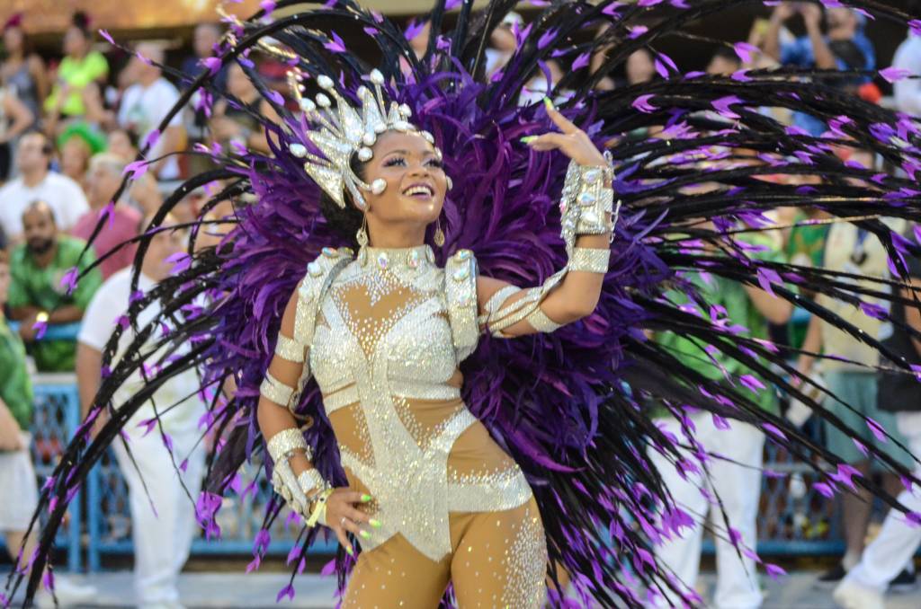 Com Elza Soares em carro gigante, Mocidade canta o tempo