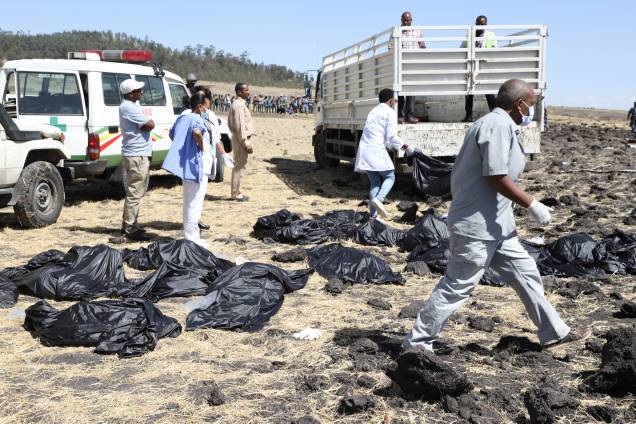 Equipes de resgate recolhem os corpos no local da queda de um avião da Ethiopian Airlines perto de Bishoftu, a sudeste de Addis Adeba, na Etiópia - 10/03/2019 Equipes de resgate recolhem os corpos no local da queda de um avião da Ethiopian Airlines perto de Bishoftu, a sudeste de Addis Adeba, na Etiópia - 10/03/2019