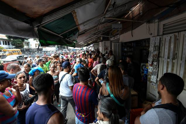 Pessoas fazem fila para comprar comida no bairro de Petare em Caracas durante uma queda de energia maciça. Domingo é o terceiro dia em que os venezuelanos permanecem sem comunicação, eletricidade ou água - 10/03/2019 Pessoas fazem fila para comprar comida no bairro de Petare em Caracas durante uma queda de energia maciça. Domingo é o terceiro dia em que os venezuelanos permanecem sem comunicação, eletricidade ou água - 10/03/2019