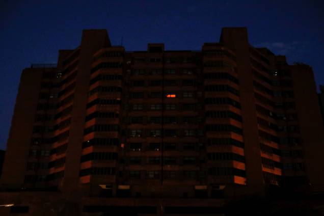 Edifício fica no escuro durante o segundo dia de apagão em Caracas, Venezuela - 09/03/2019 Edifício fica no escuro durante o segundo dia de apagão em Caracas, Venezuela - 09/03/2019