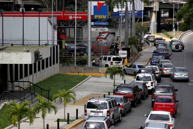 Motoristas formam fila por combustível em um posto de gasolina durante o terceiro dia de um apagão em Caracas, Venezuela - 10/03/2019 Motoristas formam fila por combustível em um posto de gasolina durante o terceiro dia de um apagão em Caracas, Venezuela - 10/03/2019
