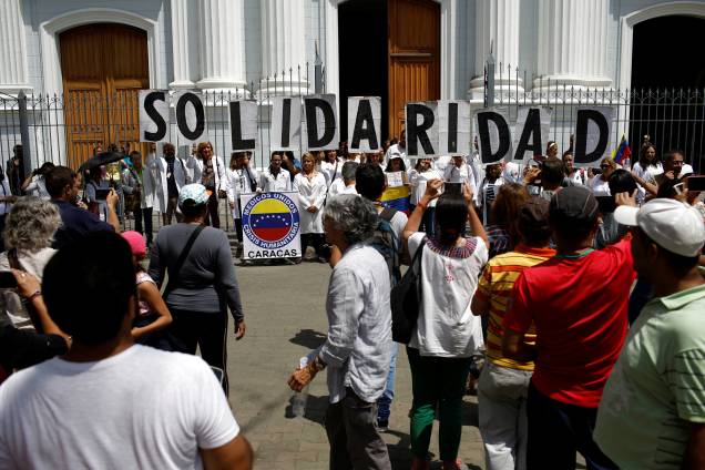 Médicos seguram cartazes com a palavra "Solidariedade" durante manifestação em frente a uma igreja no centro de Caracas, na Venezuela - 10/03/2019 Médicos seguram cartazes com a palavra "Solidariedade" durante manifestação em frente a uma igreja no centro de Caracas, na Venezuela - 10/03/2019