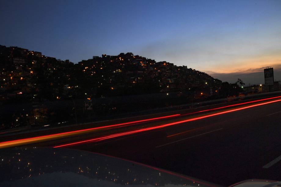 Vista parcial do bairro Petare Hill, em Caracas, onde a eletricidade foi restaurada durante o terceiro dia do apagão que deixou a capital e grande parte do país sem comunicações, água e eletricidade - 10/03/2019