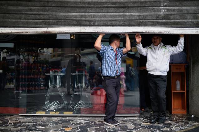 Empregados fecham as portas de um supermercado, durante um corte de energia em Caracas, na Venezuela - 07/03/2019 Empregados fecham as portas de um supermercado, durante um corte de energia em Caracas, na Venezuela - 07/03/2019