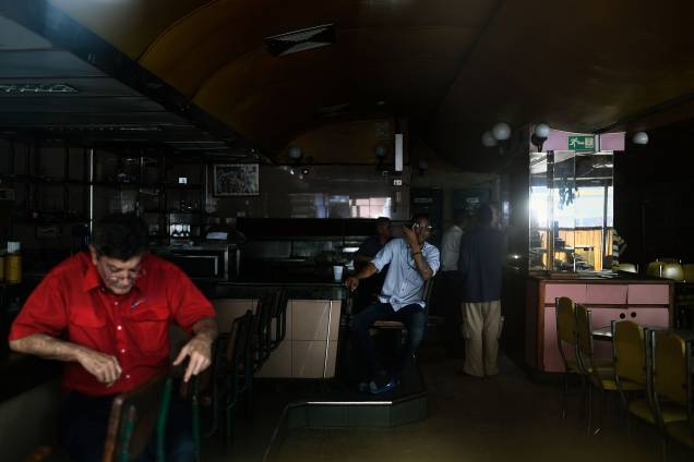 Clientes permanecem em um restaurante durante um corte de energia em Caracas, na Venezuela - 07/03/2019 Clientes permanecem em um restaurante durante um corte de energia em Caracas, na Venezuela - 07/03/2019