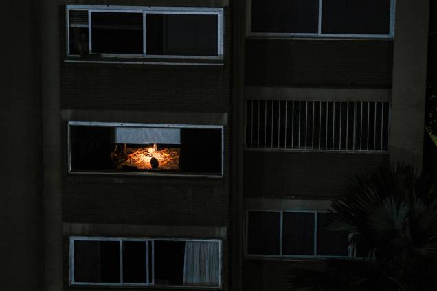 Moradores usam velas para iluminar um apartamento durante o terceiro dia do apagão que afeta Caracas e grande parte da Venezuela - 10/03/2019 Moradores usam velas para iluminar um apartamento durante o terceiro dia do apagão que afeta Caracas e grande parte da Venezuela - 10/03/2019