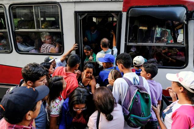 Passageiros se amontoam para embarcar em um ônibus após queda de energia em Caracas, na Venezuela - 07/03/2019 Passageiros se amontoam para embarcar em um ônibus após queda de energia em Caracas, na Venezuela - 07/03/2019