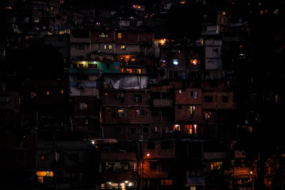 Vista parcial do bairro Petare Hill, em Caracas, onde a eletricidade foi restaurada durante o terceiro dia do apagão que deixou a capital e grande parte do país sem comunicações, água e eletricidade - 10/03/2019 Vista parcial do bairro Petare Hill, em Caracas, onde a eletricidade foi restaurada durante o terceiro dia do apagão que deixou a capital e grande parte do país sem comunicações, água e eletricidade - 10/03/2019