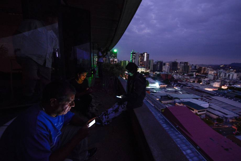 Jornalistas usam seus smartphones, durante corte de energia em Caracas, na Venezuela - 07/03/2019 Jornalistas usam seus smartphones, durante corte de energia em Caracas, na Venezuela - 07/03/2019