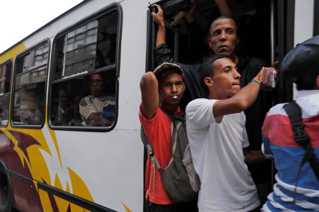 Passageiros se amontoam para embarcar em um ônibus após queda de energia em Caracas, na Venezuela - 07/03/2019 Passageiros se amontoam para embarcar em um ônibus após queda de energia em Caracas, na Venezuela - 07/03/2019