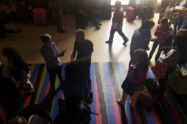 Passageiros aguardam na área de check-in do Aeroporto Internacional Simón Bolívar, em Caracas, capital da Venezuela, durante blecaute - 08/03/2019 Passageiros aguardam na área de check-in do Aeroporto Internacional Simón Bolívar, em Caracas, capital da Venezuela, durante blecaute - 08/03/2019