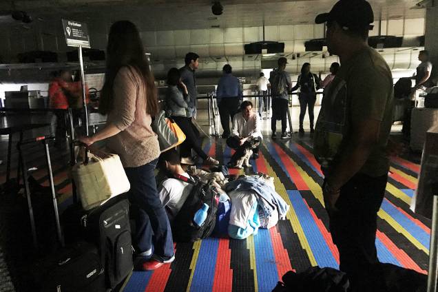 Pessoas aguarda em fila para viajar no Aeroporto Internacional Simón Bolívar, em Caracas, após novo apagão atingir o país - 25/03/2019 Pessoas aguarda em fila para viajar no Aeroporto Internacional Simón Bolívar, em Caracas, após novo apagão atingir o país - 25/03/2019