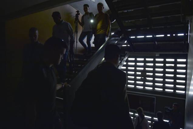 Pessoas descem as escadas da Assembléia Nacional da Venezuela para evacuação do prédio após um apagão - 25/03/2019 Pessoas descem as escadas da Assembléia Nacional da Venezuela para evacuação do prédio após um apagão - 25/03/2019